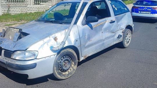 18-letni "rajdowiec" wrakiem wyjechał na ulicę. Z auta odpadło koło