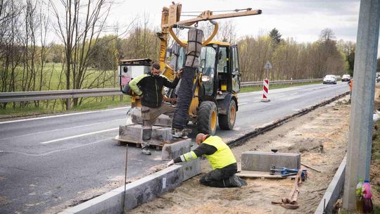 Będzie bezpieczniej na ważnej drodze w Łódzkiem. Koniec prac już niebawem