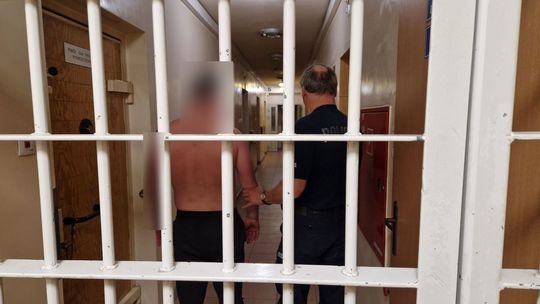 Bez koszulki i z zakrwawionymi rękami biegał po parkingu przed marketem