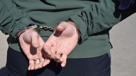 Brutalny napad na seniorkę na Bałutach. Przewrócił 89-latkę i uderzył ją jej własną laską