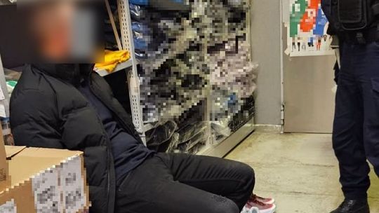 Chował buty pod kurtką. Grasował na terenie jednego z centrów handlowych pod Łodzią