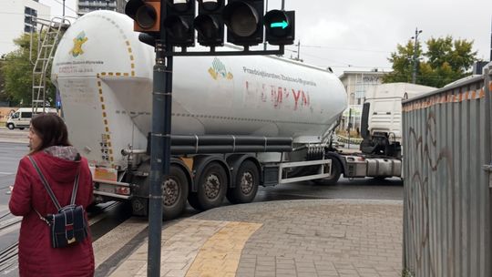 Cysterna zablokowała ruch na dużym skrzyżowaniu w Łodzi. Nie jeżdżą tramwaje [FOTO]