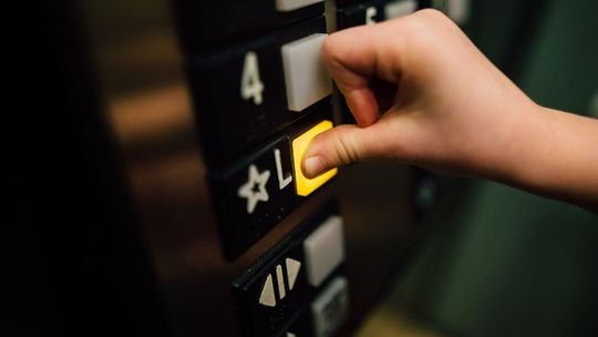 Dramatyczna sytuacja na Bałutach. Kobieta przez kilkanaście godzin była uwięziona w windzie