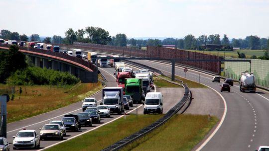 Duże utrudnienia na A1 pod Łodzią. Wyciągają tira z rowu [FOTO]