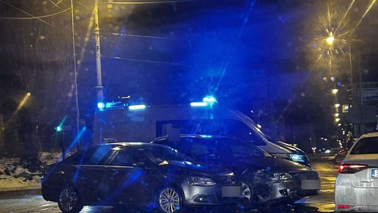 Dwie osobówki zderzyły się na skrzyżowaniu. Tramwaje kierowane są objazdami