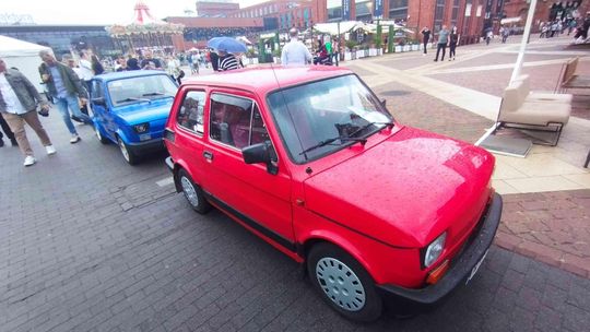 Fiaty 126p na rynku Manufaktury. Przyjechało 250 maluchów!