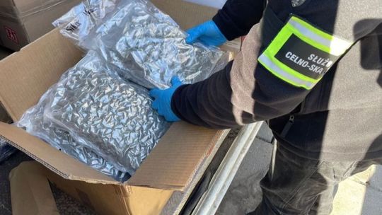 Furia ma nosa! Pies funkcjonariuszy KAS wywąchał 13 kilogramów narkotyków [FOTO]