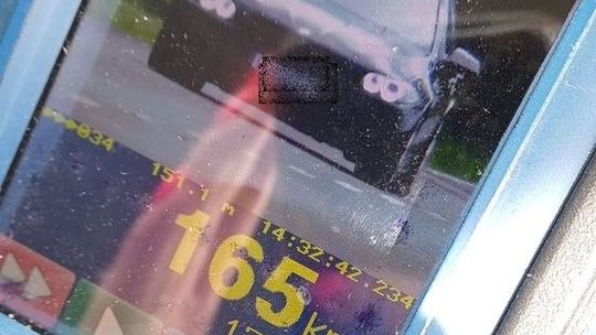 Kierowca BMW pędził przez teren zabudowany, ile fabryka dała. Słono za to zapłacił