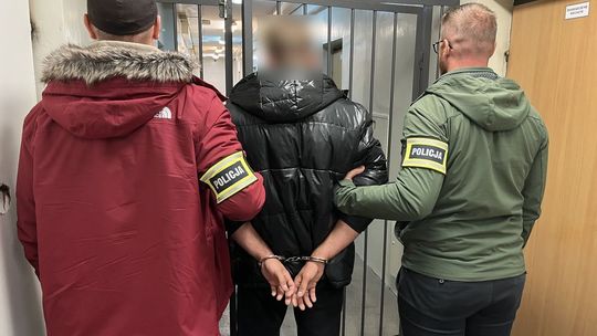 Kierowca opla z impetem uderzył w auta stojące w korku. Ma spore kłopoty