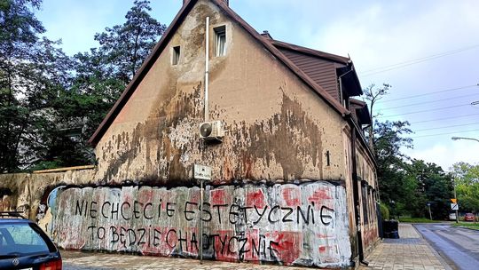 Koniec koszmaru na Widzewie? Stowarzyszenie kibiców proponuje mural na zdewastowanym domu