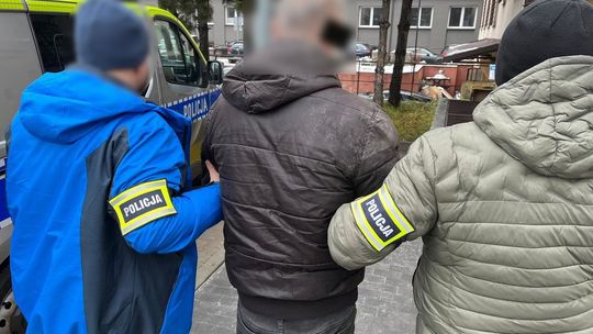 Kopał policjantów i pluł na nich. Wcześniej włamał się do mieszkania na Polesiu