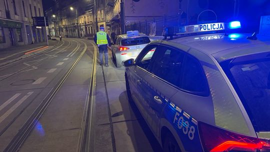 Łódź: Kierowca taksówki na aplikację wpadł podczas nocnej akcji policji. Był w Polsce nielegalnie