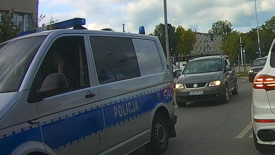 Łódzka policjantka kierowała radiowozem z komórką w ręku. Dostanie mandat i punkty karne?