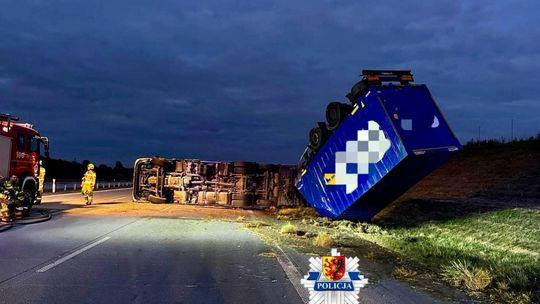 Na A1 przewróciła się ciężarówka. Droga jest zablokowana