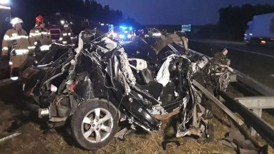 Niebezpiecznie na A1 w Łódzkiem. Osobówka wbiła się pod ciężarówkę. Niewiele z niej zostało [FOTO]