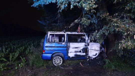 Nocny wypadek w Łódzkiem. Samochód stanął w ogniu!
