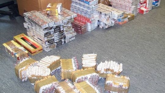 Pies wywąchał lewy towar na Bałuckim Rynku. Nielegalna wódka i fajki w aucie