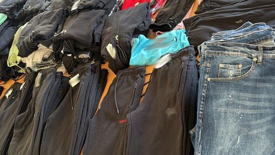 Podróbki znanych marek warte fortunę. KAS przejęła trefne dżinsy i dresy w Łódzkiem
