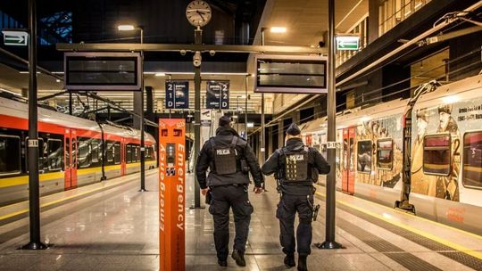 Policjanci i żołnierze z karabinami na łódzkich dworcach. Co się dzieje?