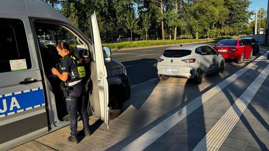 Policjanci zauważyli go rano na al. Mickiewicza Łodzi. Na tylnym siedzeniu miał butelkę alkoholu [ZDJĘCIA]