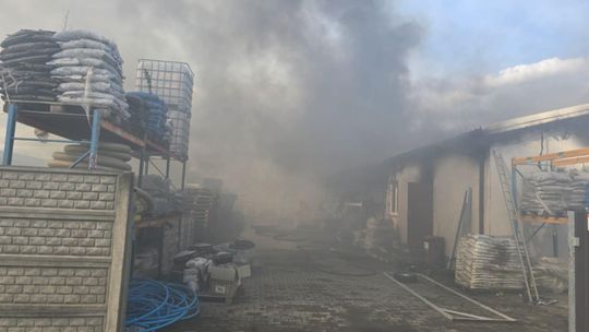 Pożar w sklepie budowlanym. Na miejscu kilkanaście jednostek straży pożarnej [ZDJĘCIA]