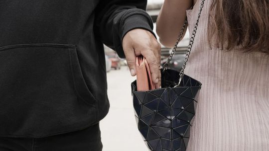 Przedświąteczna gorączka zakupowa trwa w najlepsze. Policja ostrzega Przedświąteczna gorączka zakupowa trwa w najlepsze. Policja ostrzega