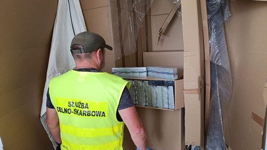 Przemycali miliony, wpadli na parkingu pod Warszawą