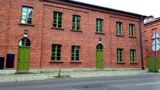 Puste okna w odnowionych kamienicach. Dla kogo te mieszkania? - pytają łodzianie