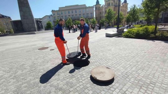 Są żeliwne i wyjątkowe. Jubileuszowe pokrywy do kanałów pojawiły się na placu Wolności