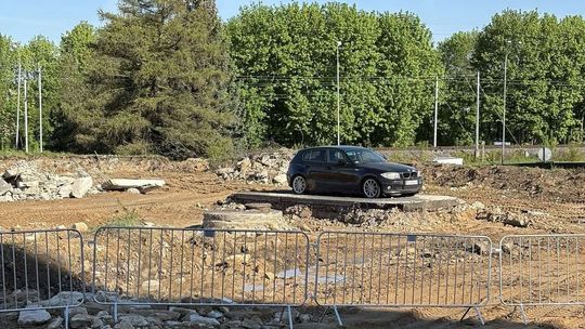 Samochód uwięziony na placu budowy na Widzewie. Czy będzie powtórka z ul. Legionów?