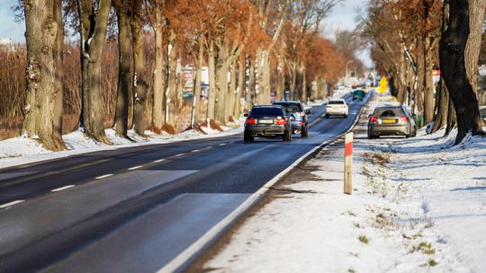 Spękania i koleiny na ważnej drodze w Łódzkiem. Dojazd do S8 zostanie wyremontowany
