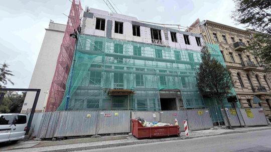 Ta kamienica w centrum Łodzi podniosła się z ruin. "Trzeba było trochę czasu i miłości"