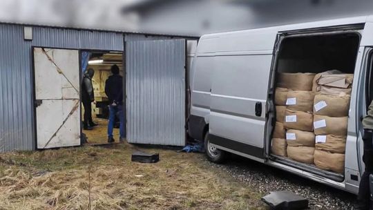 Towar miał trafiać na Litwę, ale kończył w magazynach pod Łodzią. Prokuratura oskarżyła 12 osób