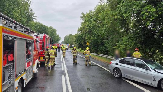 Urwane koło z bmw uderzyło w mercedesa. Wypadek trzech aut na drodze wojewódzkiej