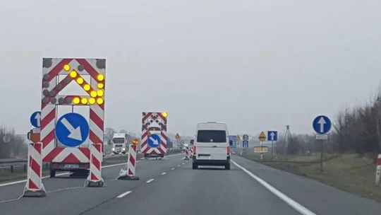 Uwaga, kierowcy! Duże utrudnienia na S8 w Łódzkiem. Ruch blokuje... słup