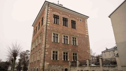 W Łódzkiem stoi prawdziwy Zamek Królewski. Działy się w nim wstrząsające rzeczy!