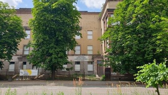 „Władze miasta zapomniały”. Ruina na Bałutach po latach ma dostać drugie życie [FOTO]
