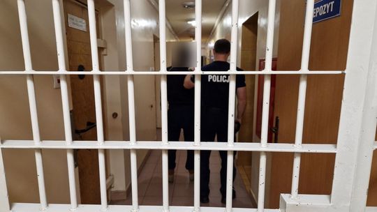 Włamał się do auta. Policjanci przyłapali cudzoziemca na gorącym uczynku