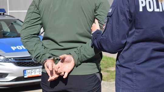 Woźny kupował smartfony na wykradzione dane nauczycieli. Biznes na milion złotych