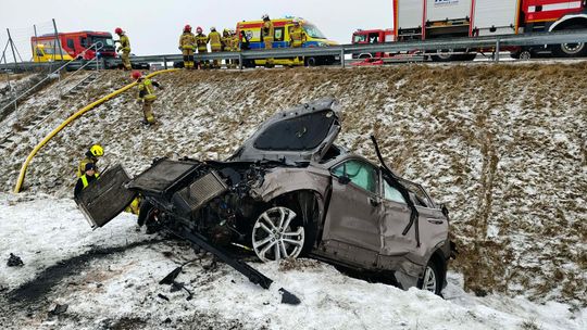 Wypadek na autostradzie A1. Osobówka dachowała i wypadła z drogi [ZDJĘCIA]