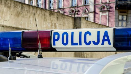 Wypadek pod Łodzią. Dwie osoby ranne, droga całkowicie zablokowana