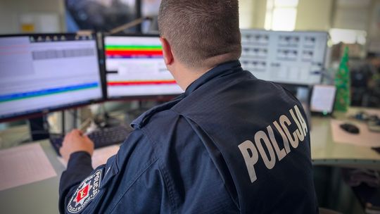 Wyrzuciła pieniądze i biżuterię przez balkon. Myślała, że tak ratuje swój majątek