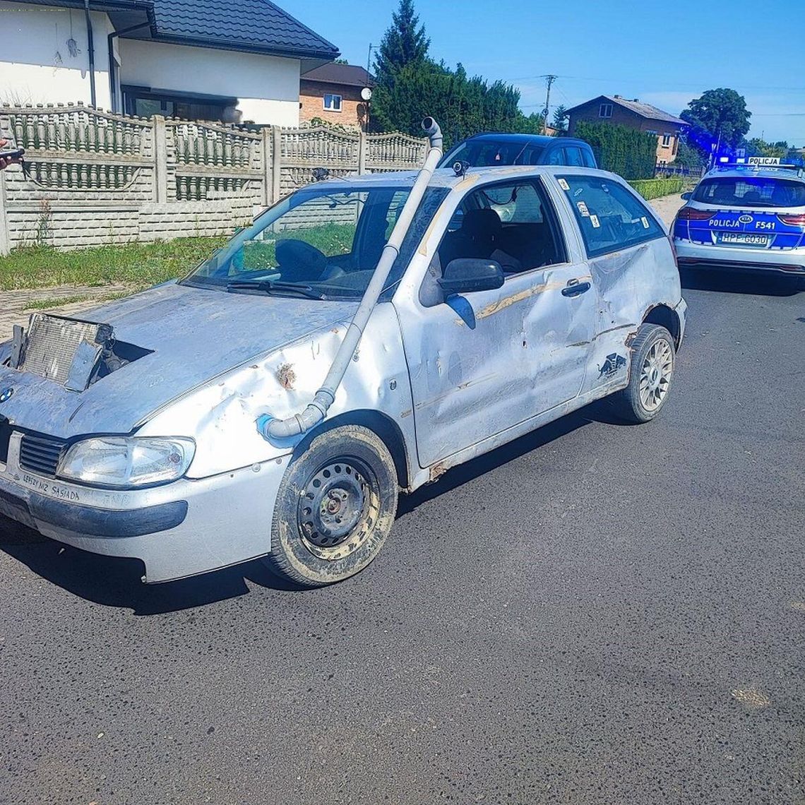 18-letni "rajdowiec" wrakiem wyjechał na ulicę. Z auta odpadło koło 18-letni "rajdowiec" wrakiem wyjechał na ulicę. Z auta odpadło koło