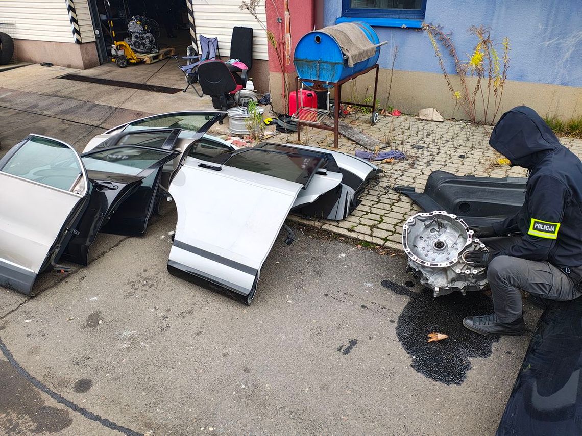 Akcja policji w sklepie na Bałutach. To tutaj trafiały skradzione części samochodowe Akcja policji w sklepie na Bałutach. To tutaj trafiały skradzione części samochodowe