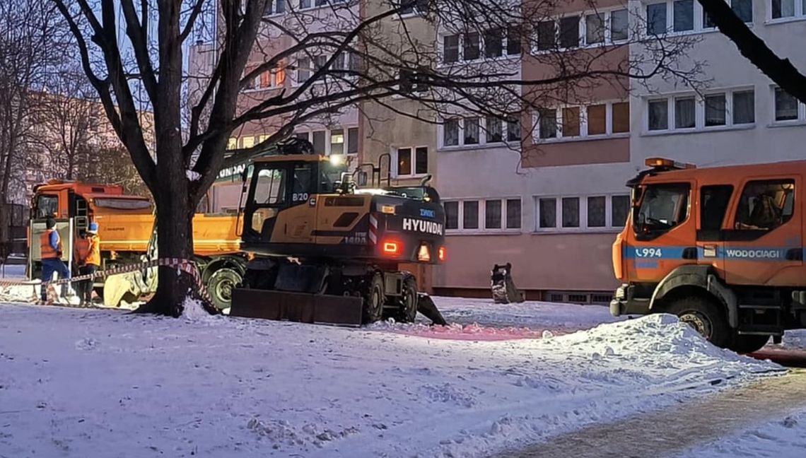 Awarie wodociągowe w Łodzi. Największa na Teofilowie. Mieszkańcy kilku bloków bez wody Awarie wodociągowe w Łodzi. Największa na Teofilowie. Mieszkańcy kilku bloków bez wody