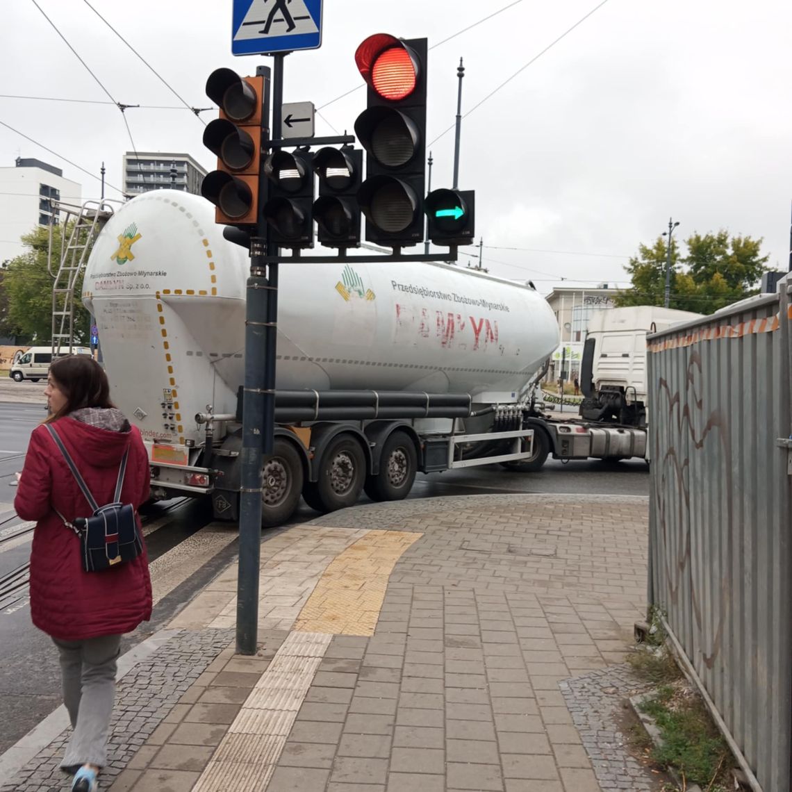 Cysterna zablokowała ruch na dużym skrzyżowaniu w Łodzi. Nie jeżdżą tramwaje [FOTO]