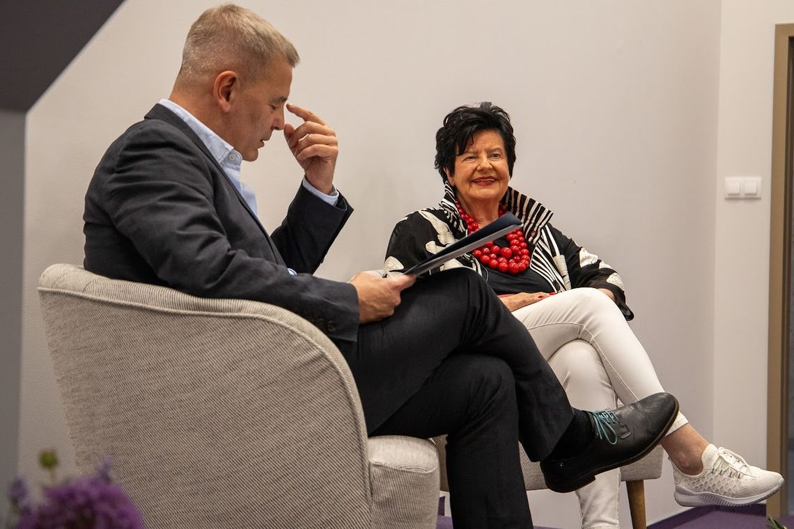 Czerwone korale to jej znak rozpoznawczy. Znana polityczka odwiedziła Łódź Czerwone korale to jej znak rozpoznawczy. Znana polityczka odwiedziła Łódź