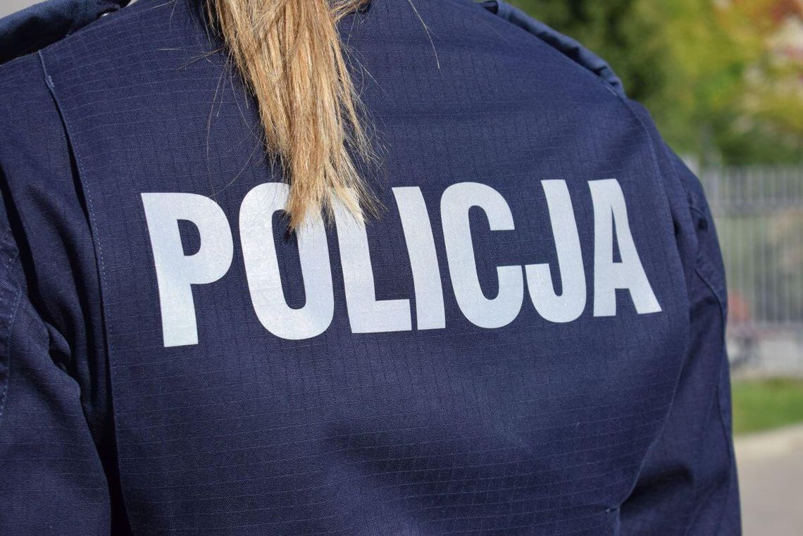 Dramat na Bałutach. Dziecko w samej pieluszce stało na parapecie