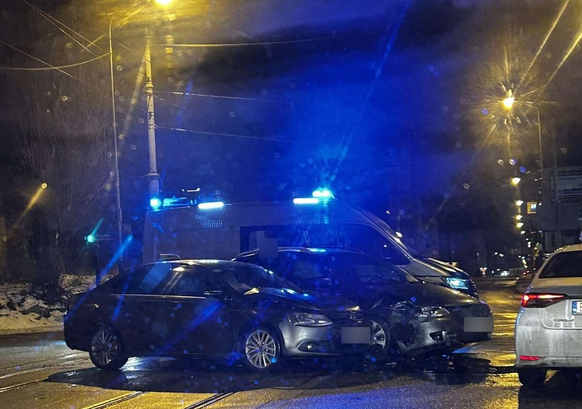 Dwie osobówki zderzyły się na skrzyżowaniu. Tramwaje kierowane są objazdami