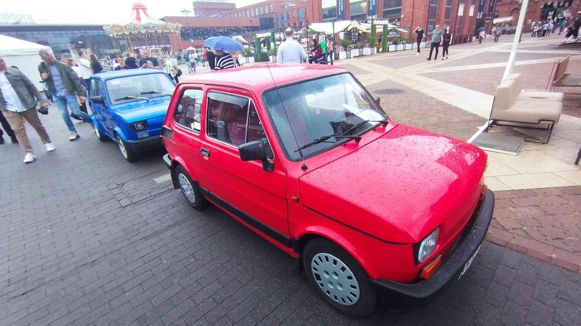 Fiaty 126p na rynku Manufaktury. Przyjechało 250 maluchów! Fiaty 126p na rynku Manufaktury. Przyjechało 250 maluchów!
